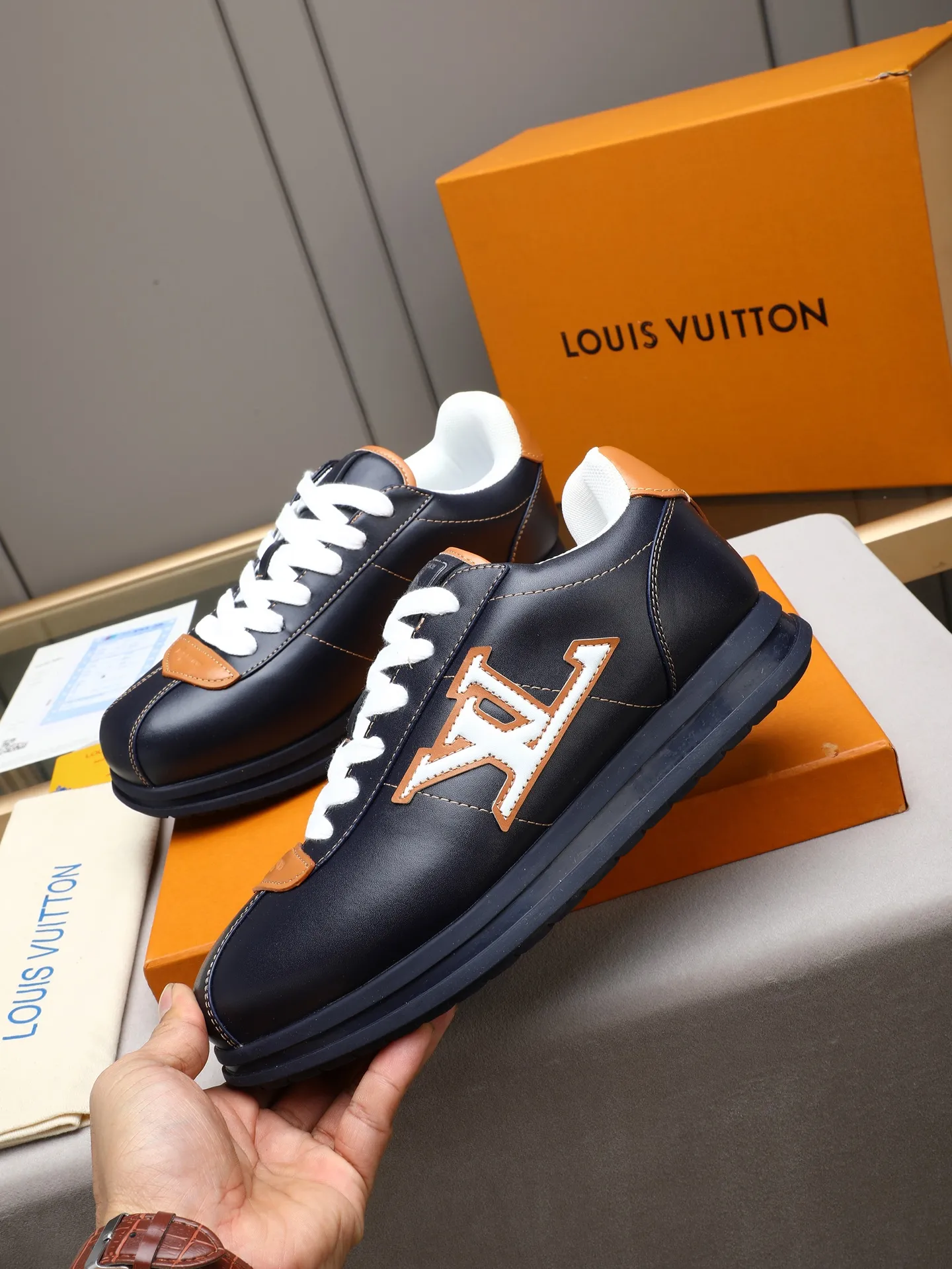 PP560 LV Louis Vuitton L Jialu Brand Runner Tatic Series Thick-soled Casual Sports Shoes Running Shoes Original purchase, development and production This LV Runner Tatic sports shoe combines technical materials such as mesh fabric and ribbons to interpret the inspiration of traditional mountaineering shoes. LV letters are written on one side, the lariat buckle of the quick lacing system is embellished with Monogram flowers and Louis Vuitton logos, and the light and wear-resistant rubber outsole completes the whole. ▪️Fabric: Original imported cowhide + mesh ▪️Inner lining: Original customized breathable mesh ▪️Sole: Original open-molded anti-slip rubber combination material ▪️Size: Men's 38-44 (customized for 45 and 46)